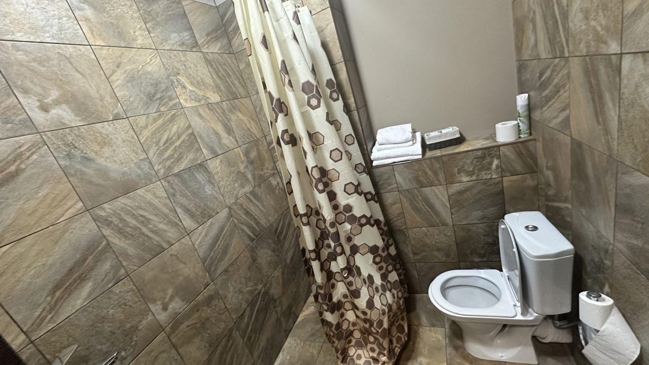 Ванная комната с душем в современном дизайне.