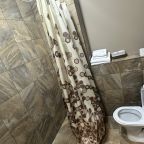 Ванная комната с душем в современном дизайне.