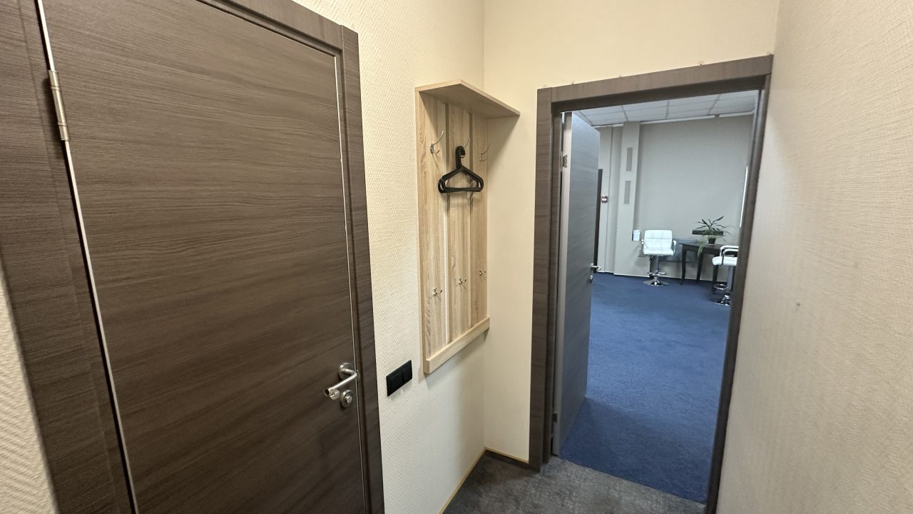 Интерьер уютной спальни в светлых и древесных тонах.