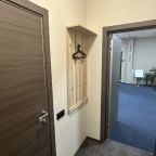 Интерьер уютной спальни в светлых и древесных тонах.