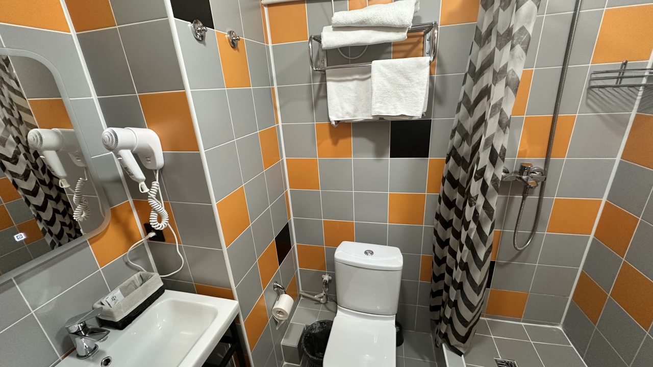 Яркая ванная комната с душем.