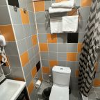 Яркая ванная комната с душем.