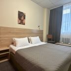 Современный гостиничный номер с большой кроватью.