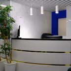 Стойка ресепшен у которой вас приветствует администратор.