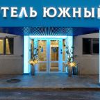 Парадный вход в отель.