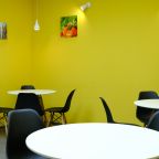 Обеденная зона в ярко желтом дизайне.