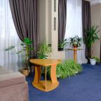 Зеленая зона для отдыха с мягкой мебелью.