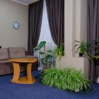 Зеленая зона для отдыха на мягком диване.