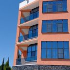 Фасад гостевого дома "Мамик House" в Сочи.
