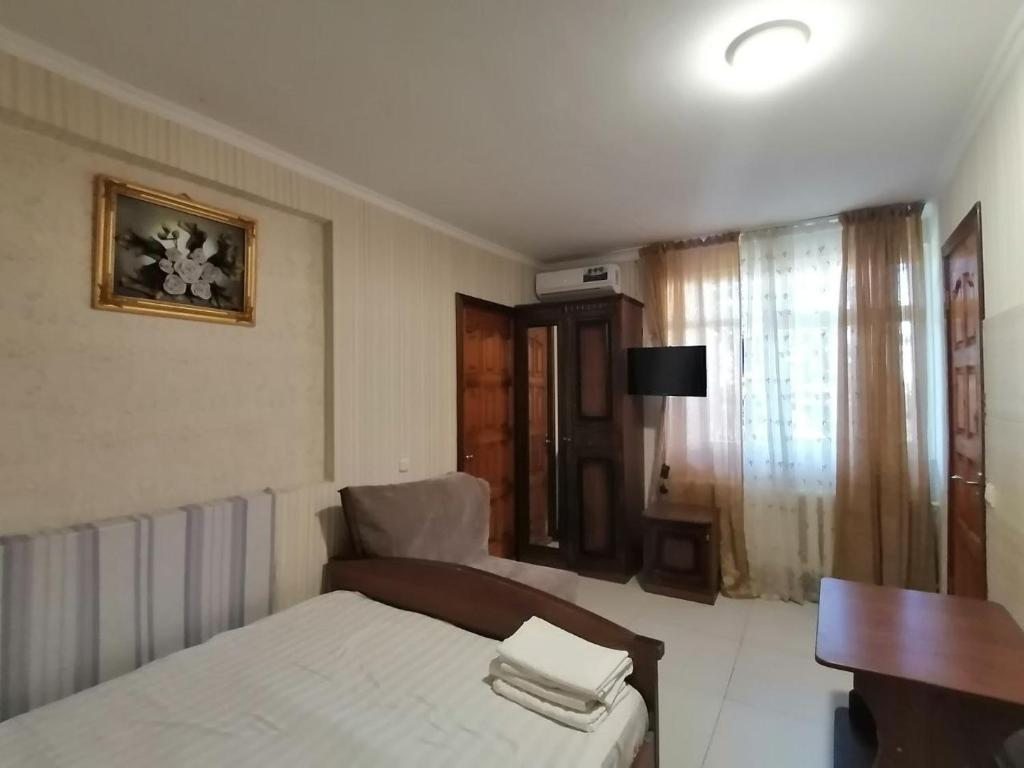 Трехместный (Трехместный номер с основными удобствами), Гостевой дом Эмилия на Православной