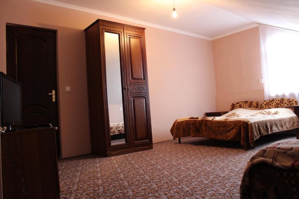 Четырехместный (Классический четырехместный номер), Гостевой дом Эмилия на Православной