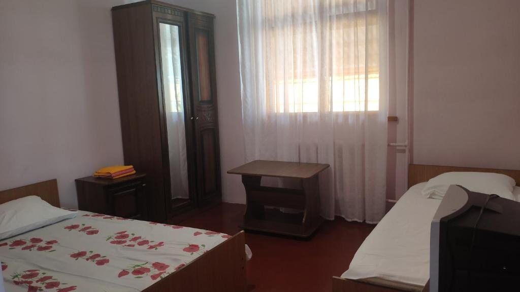 Трехместный (Трехместный номер эконом-класса с общей ванной комнатой), Гостевой дом Эмилия на Православной