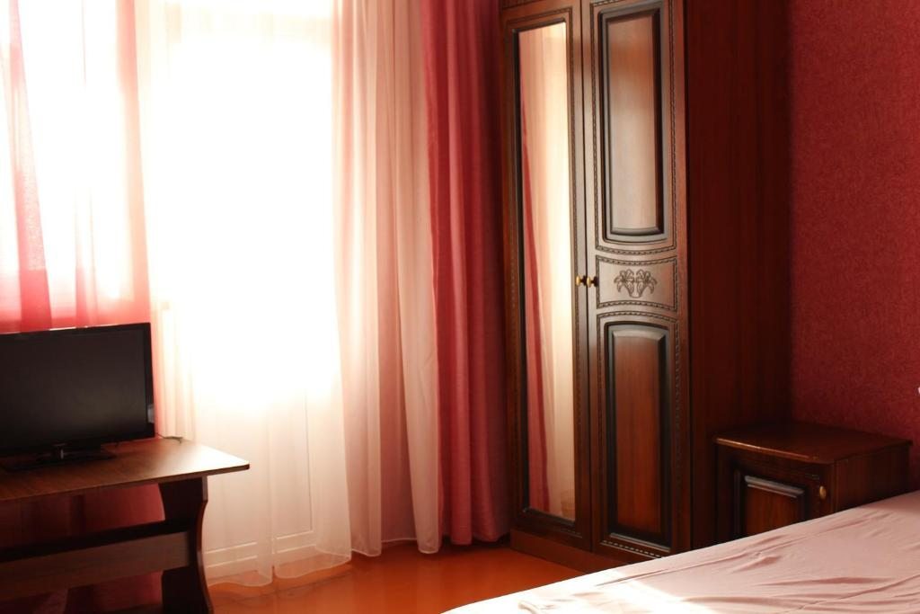 Трехместный (Трехместный номер с балконом), Гостевой дом Эмилия на Православной