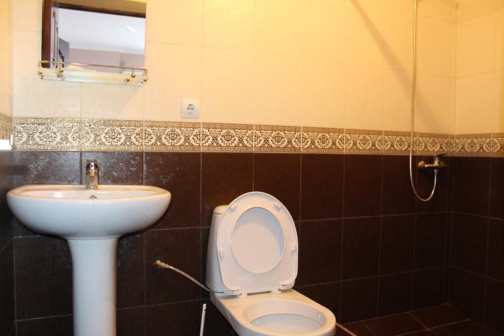 Трехместный (Трехместный номер с балконом), Гостевой дом Эмилия на Православной