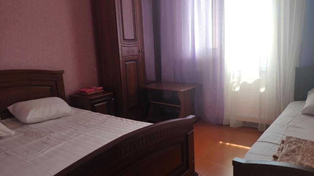 Трехместный (Трехместный номер с балконом), Гостевой дом Эмилия на Православной