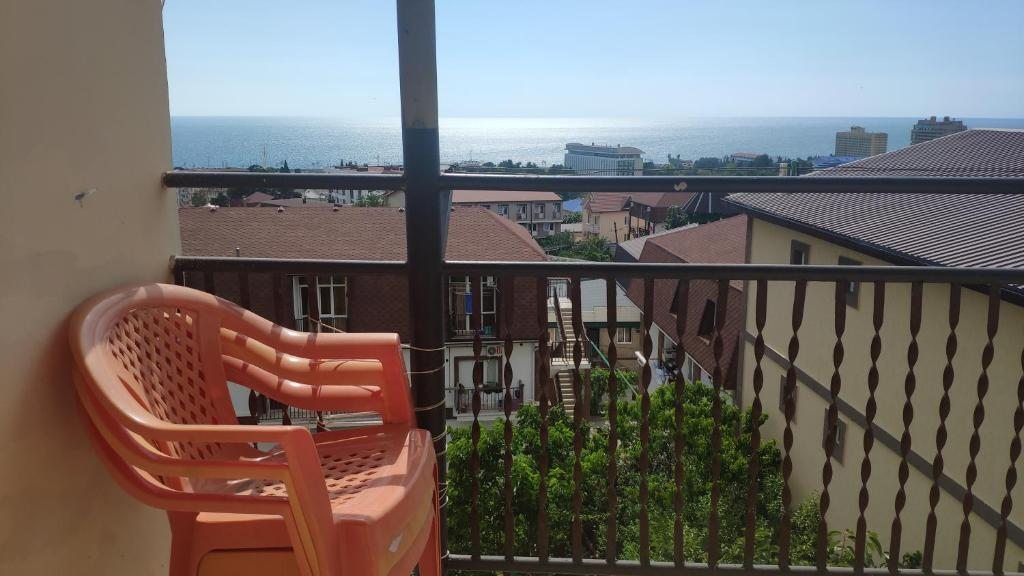 Трехместный (Трехместный номер с балконом), Гостевой дом Эмилия на Православной