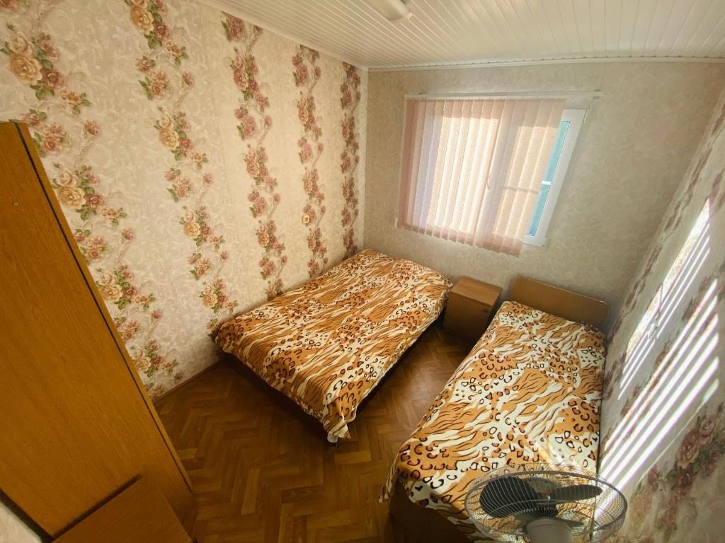 Трехместный (Трехместный номер с общей ванной комнатой) гостевого дома Дельфинчик, Сочи