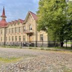 Уникальный исторический отель-особняк Усадьба Адмирала Лазарева располагается в Кронштадте, на живописном острове Котлин в Финском заливе. Город входит в список Всемирного наследия ЮНЕСКО и привлекает гостей со всего мира своей историей, уникальным архите