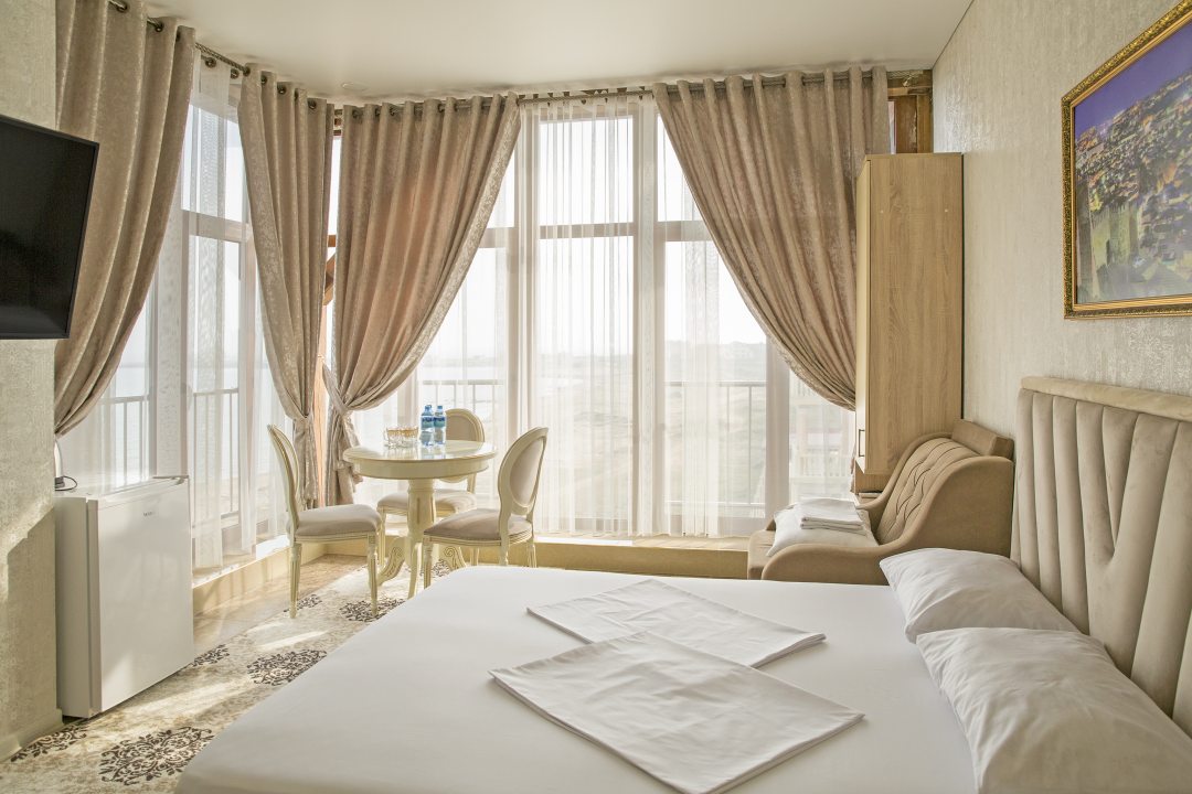 Люкс (Однокомнатный номер с панорамным видом для 2-х взрослых и ребенка до 12 лет) отеля SPA Hotel Royal, Дербент