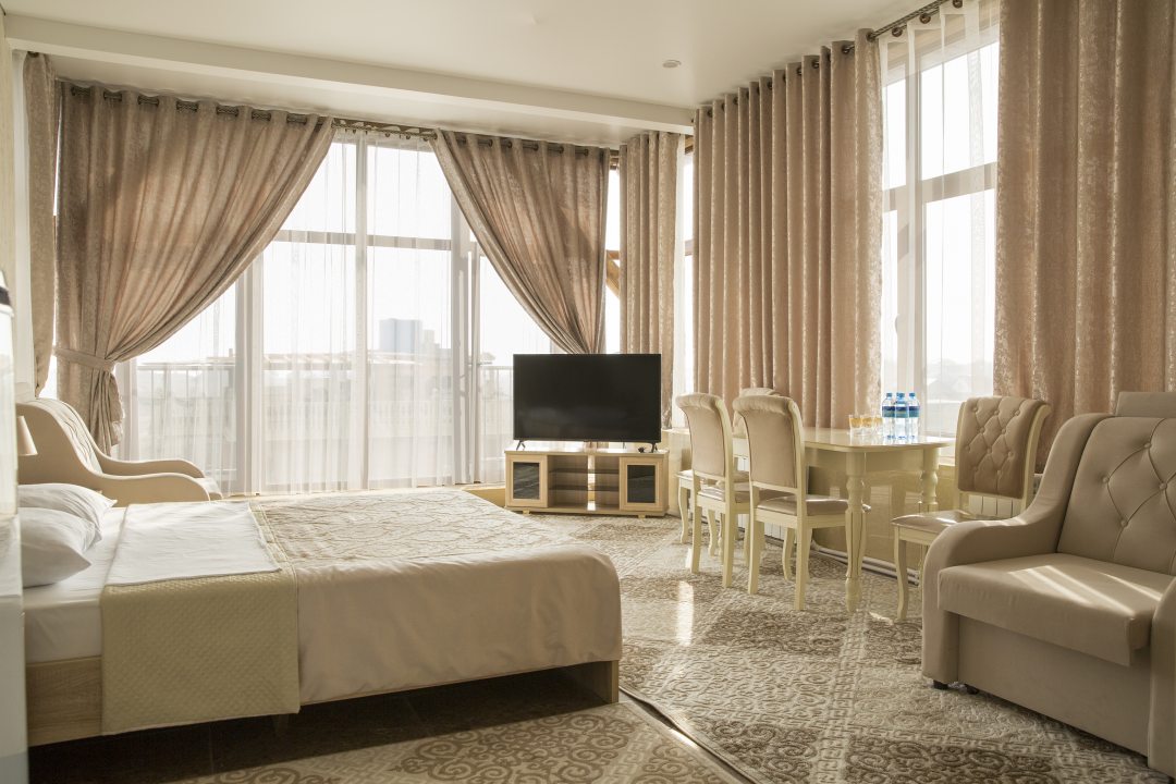 Люкс (Семейный люкс с панорамным видом для 2-х взрослых и 2-х детей до 12 лет) отеля SPA Hotel Royal, Дербент