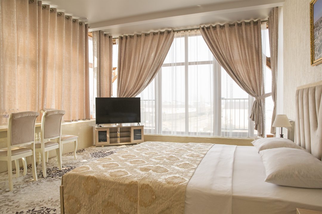 Люкс (Двухкомнатный номер с панорамным видом для 2-х взрослых и 2-х детей до 12 лет) отеля SPA Hotel Royal, Дербент