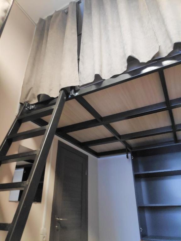 Восьмиместный (Двуспальная кровать-капсула в мезонине в общем номере для мужчин и женщин с 8 кроватями) хостела Лайфхакер, Москва