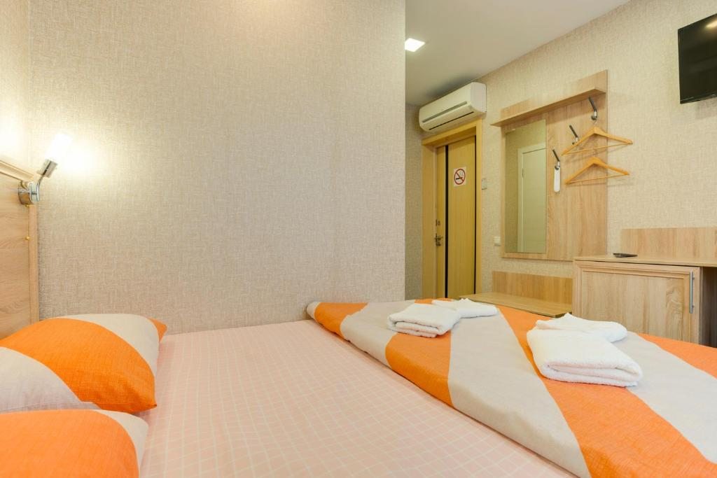 Двухместный (Улучшенный двухместный номер с 1 кроватью) мини-отеля Ладомир Болотниковская, Москва