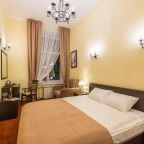 Номер Делюкс с кроватью King-Size, креслом и видом на город