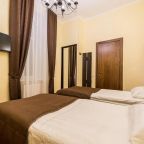 Номер с 2 кроватями, креслом и видом во дворик