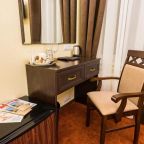 Номер с 2 кроватями, креслом и видом во дворик