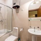 Номер Делюкс с кроватью King-Size, креслом и видом на город