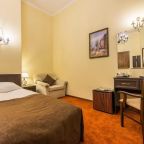 Номер с 2 кроватями, креслом и видом во дворик