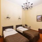 Номер с 2 кроватями, креслом и видом во дворик