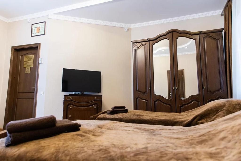 Трехместный (С двумя кроватями и большим раздвижным диваном) гостевого дома Уют, Астрахань