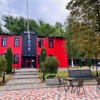 Своя ухоженная территория, Гостиница Boomerang