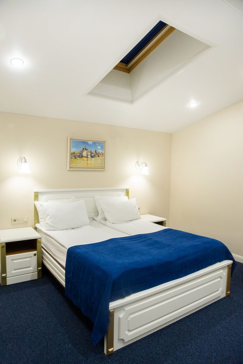 Люкс (Люкс Мансард), Гостиница Ангельская