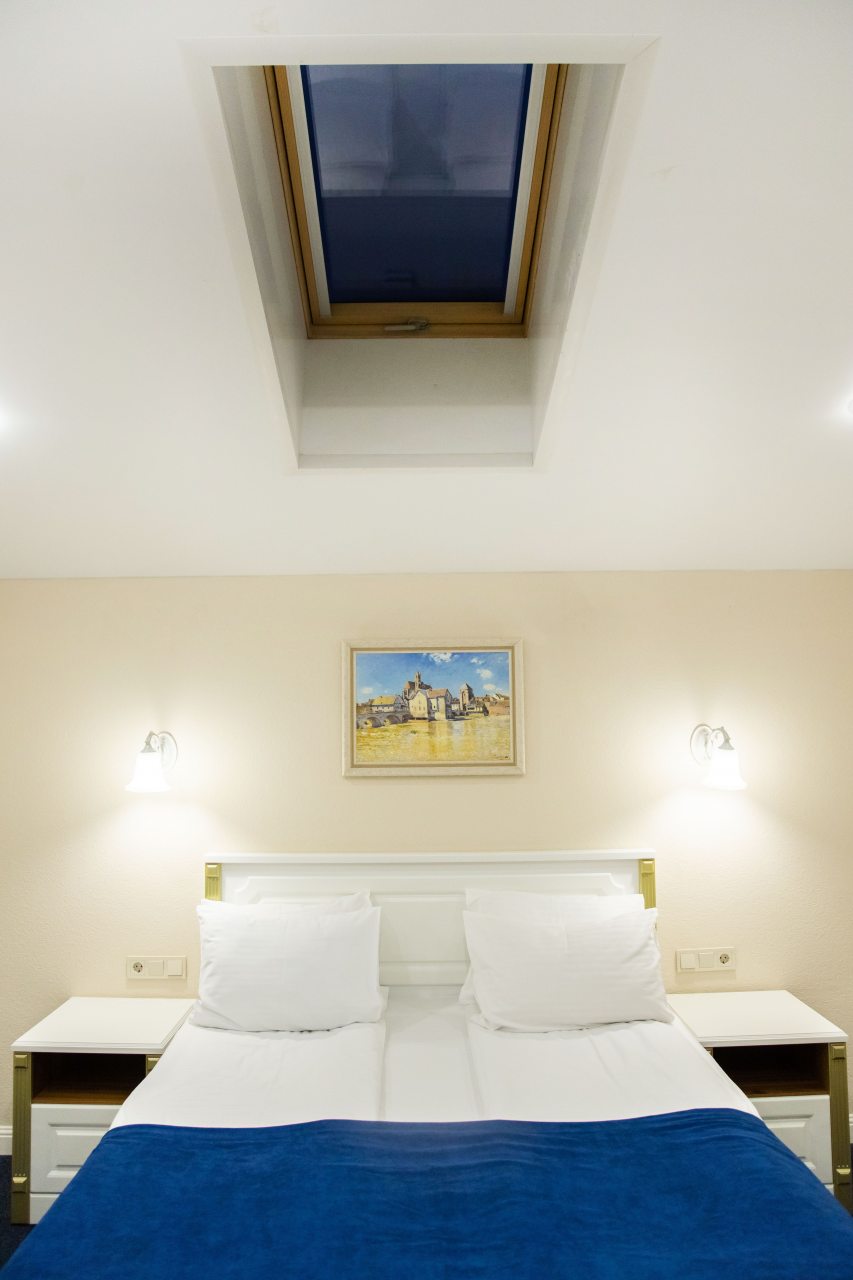 Люкс (Люкс Мансард), Гостиница Ангельская