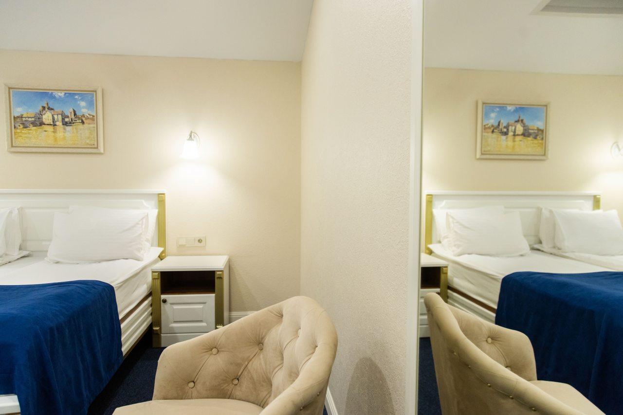 Люкс (Люкс Мансард), Гостиница Ангельская