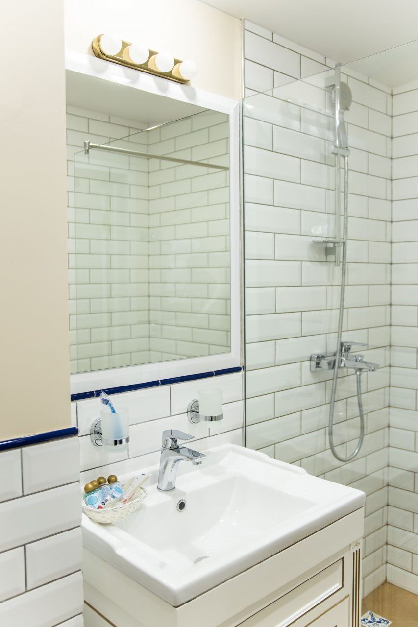 Люкс (Люкс Мансард), Гостиница Ангельская