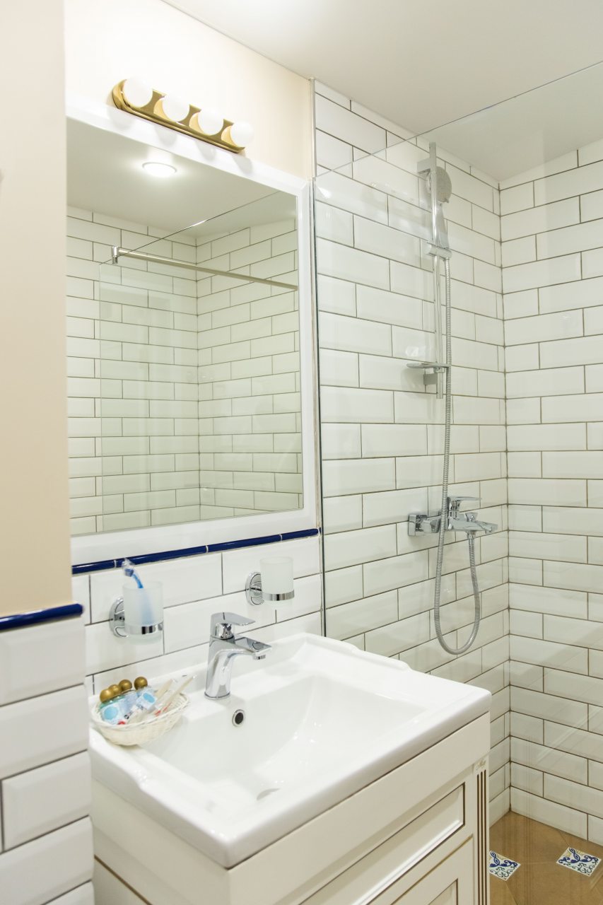 Люкс (Люкс Мансард), Гостиница Ангельская