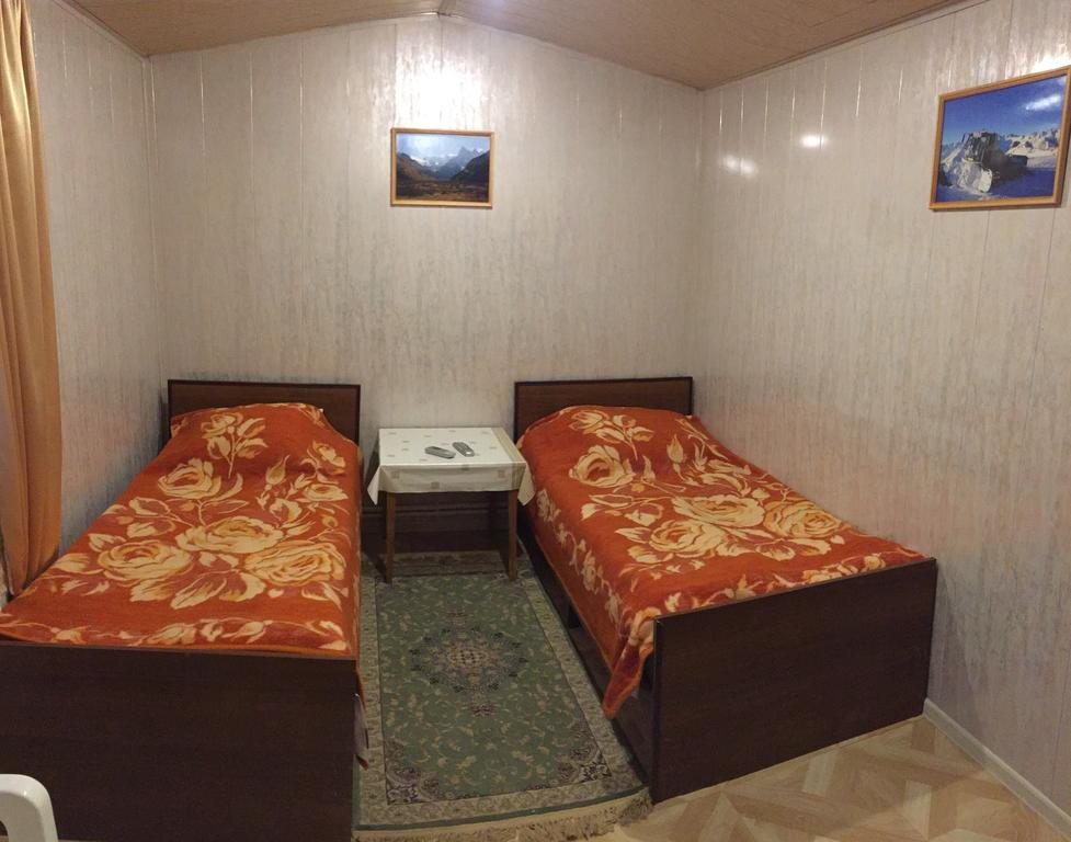 Двухместный (Стандартный двухместный номер с 2 отдельными кроватями) гостевого дома Пихтовый Мыс, Домбай