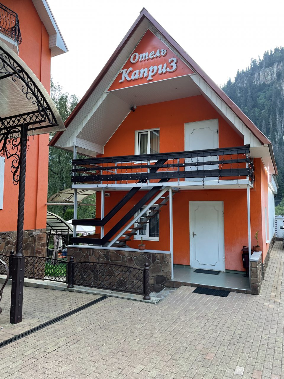 Отель Каприз, Домбай
