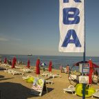 песчаный пляж у дома Gala Beach