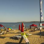 песчаный пляж у дома Gala Beach