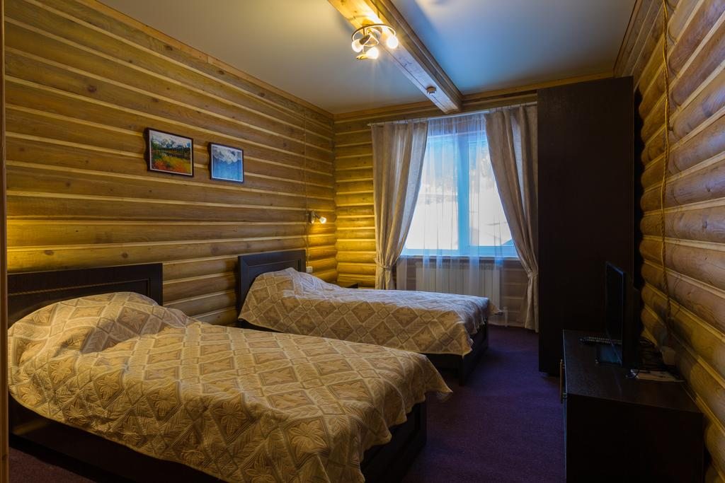 Двухместный (Стандартный двухместный номер с 2 отдельными кроватями) отеля Суфуруджу – Лесной, Домбай