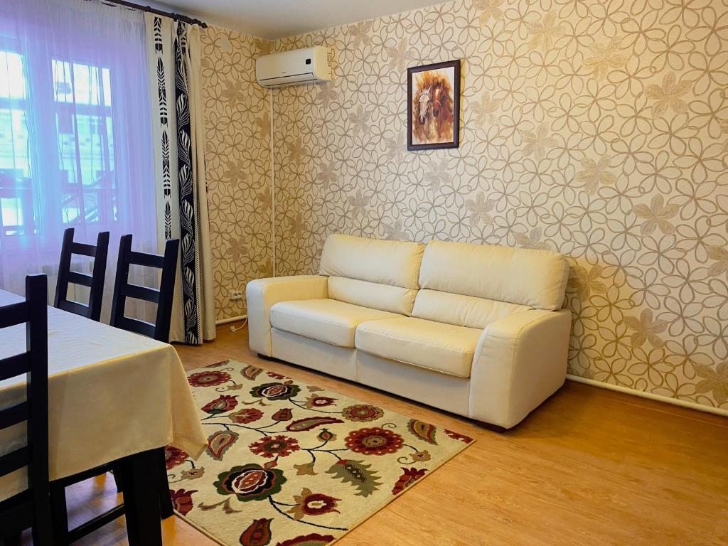 Четырехместный (Стандарт улучшенный - 1 двухспальная кровать, 1 диван-кровать) отеля Лесная Cкаzка, Ишим