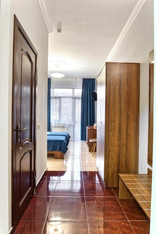Двухместный (Стандартный двухместный номер с 1 кроватью или 2 отдельными кроватями и балконом) отеля Resort hotel YUG, Дагомыс