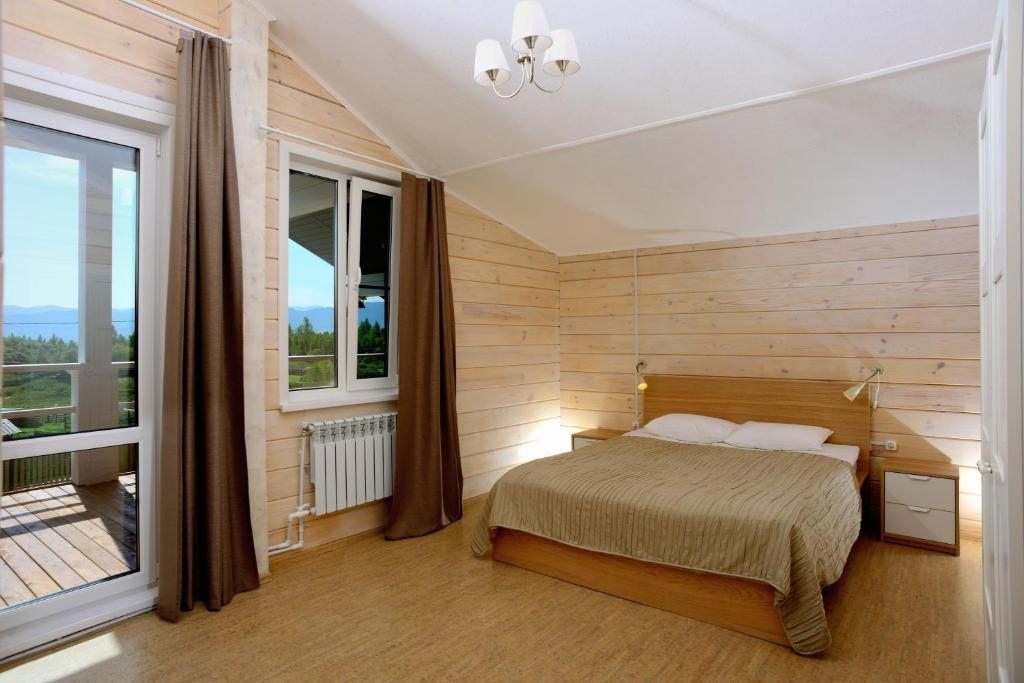 Двухместный (Двухместный номер с 1 кроватью и балконом) отеля Мира Усадьба, Усть-Кокса