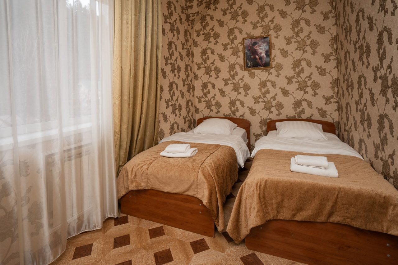 Двухместный (Комфорт 7 и 11 (две односпалки и балкон)) отеля Снежная королева Домбай