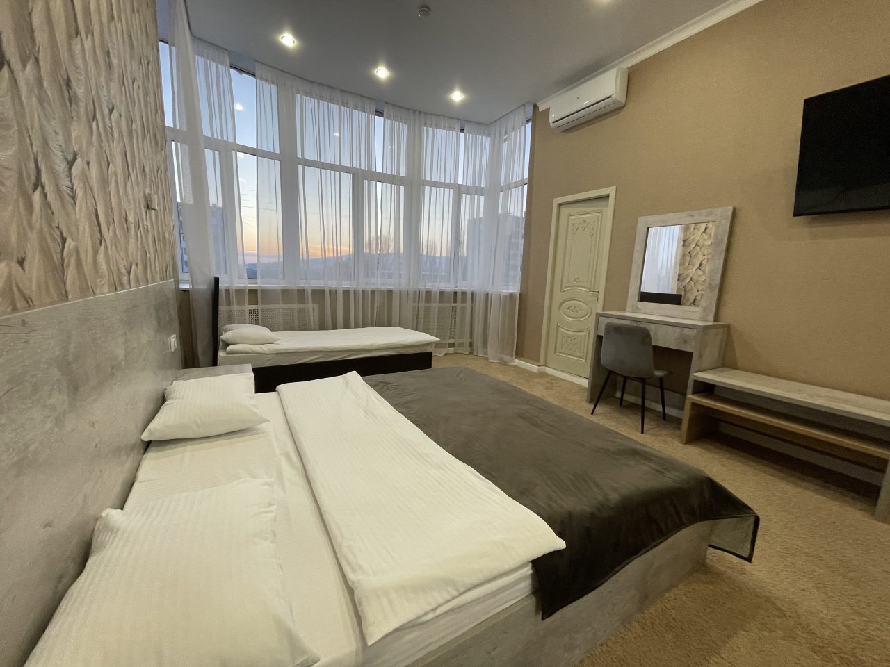 Двухместный (Номер Делюкс с кроватью размера «king-size») отеля Rabat Hotel, Саратов